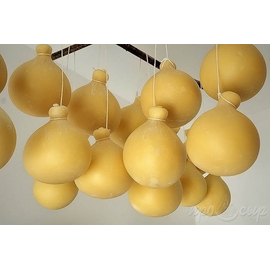 сыр качокавалло в домашних условиях рецепт приготовления. caciocavallo syr. сыр качокавалло в домашних условиях рецепт приготовления фото. сыр качокавалло в домашних условиях рецепт приготовления-caciocavallo syr. картинка сыр качокавалло в домашних условиях рецепт приготовления. картинка caciocavallo syr. Название итальянского сыра “Caciocavallo” дословно переводится как “сыр верхом на лошади” ("caccio" – сыр и "cavallo" – лошадь). При чем же тут лошадь? Иногда это объясняют тем, что сыр производили из кобыльего молока. Однако более распространенной является другая версия. Сыр производили и связывали попарно. Так его было удобно хранить и возить на рынок, перекинув через лошадь ("cavallo").
