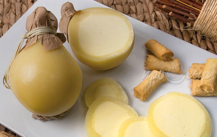 сыр качокавалло в домашних условиях рецепт приготовления. recept syra caciocavallo. сыр качокавалло в домашних условиях рецепт приготовления фото. сыр качокавалло в домашних условиях рецепт приготовления-recept syra caciocavallo. картинка сыр качокавалло в домашних условиях рецепт приготовления. картинка recept syra caciocavallo. Название итальянского сыра “Caciocavallo” дословно переводится как “сыр верхом на лошади” ("caccio" – сыр и "cavallo" – лошадь). При чем же тут лошадь? Иногда это объясняют тем, что сыр производили из кобыльего молока. Однако более распространенной является другая версия. Сыр производили и связывали попарно. Так его было удобно хранить и возить на рынок, перекинув через лошадь ("cavallo").